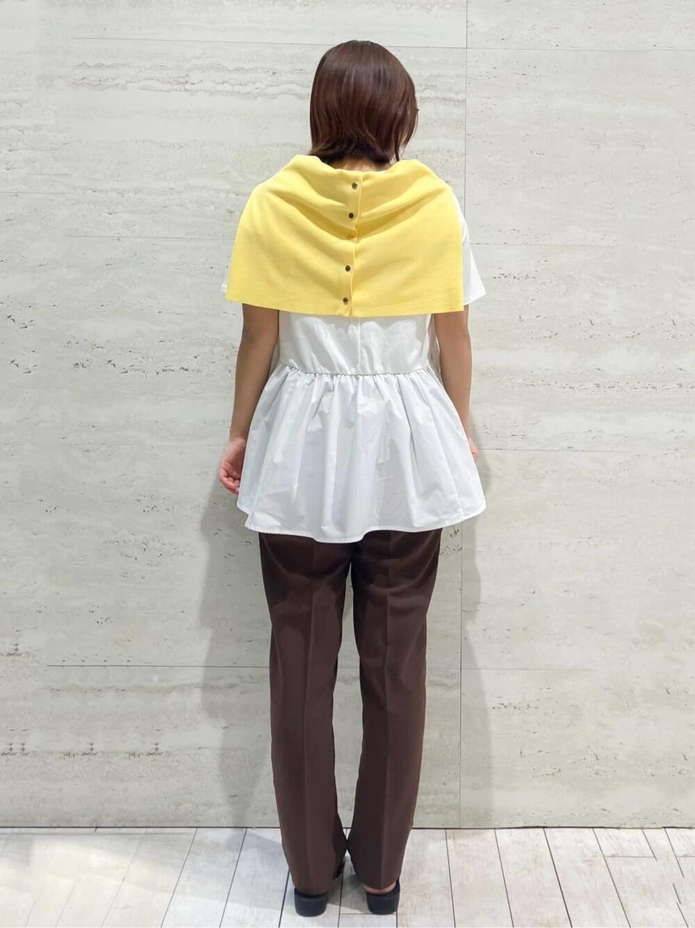ホワイト系のTシャツ/カットソー、イエロー系のカーディガン/ボレロ、ブラウン系のその他パンツを着用したレディースの春コーディネートの3枚目の写真