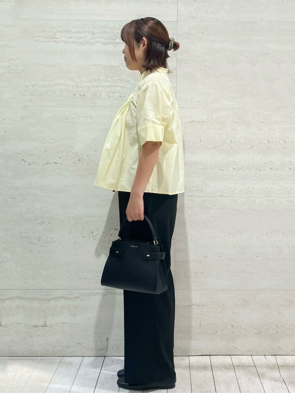 イエロー系のシャツ/ブラウス、ブラック系のその他パンツ、ブラック系のショルダーバッグを着用したレディースの夏コーディネートの2枚目の写真