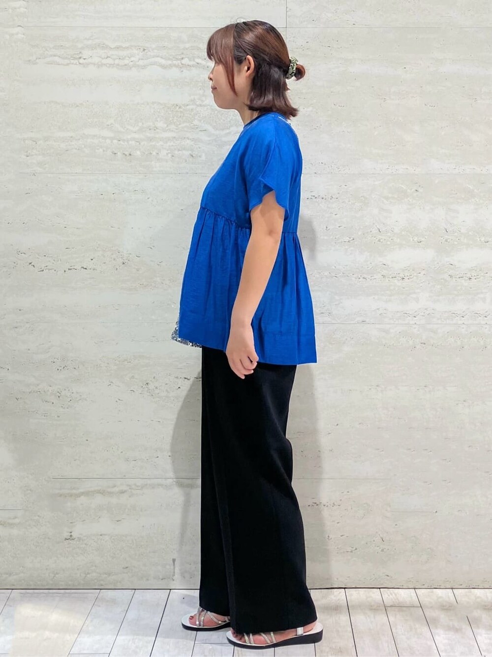 ブルー系のシャツ/ブラウス、ブラック系のその他パンツ、シルバー系のショルダーバッグを着用したレディースの夏コーディネートの2枚目の写真
