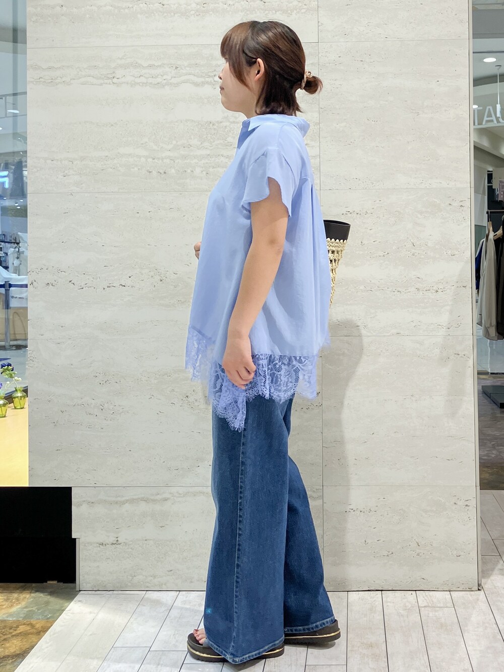 ブルー系のシャツ/ブラウス、ブルー系のデニムパンツ、ブラウン系のトートバッグを着用したレディースの夏コーディネートの2枚目の写真