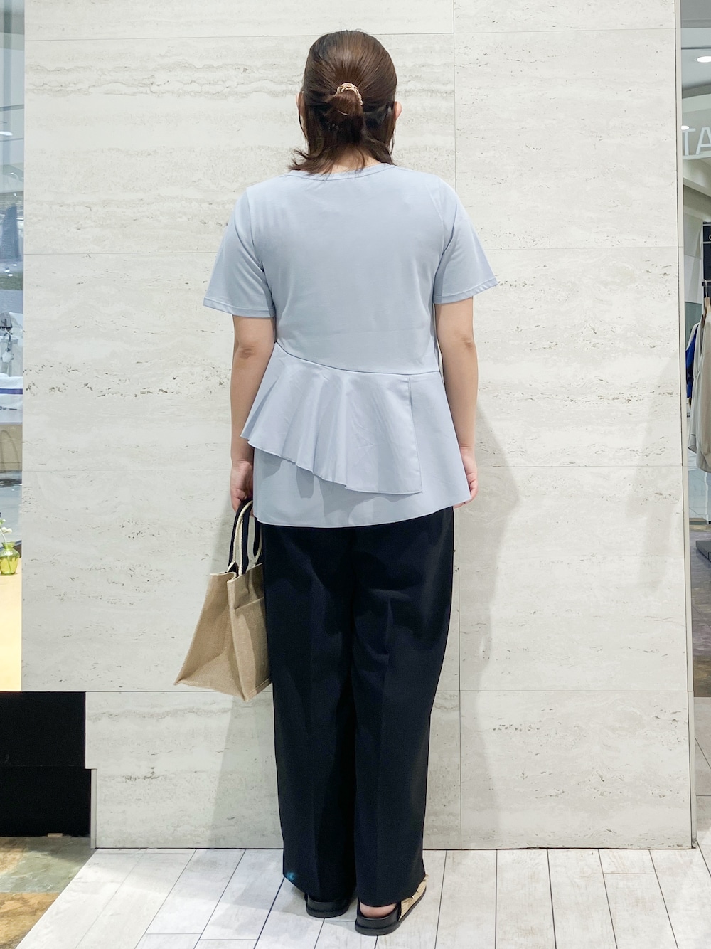 ブルー系のTシャツ/カットソー、ブラック系のその他パンツ、ブラック系のトートバッグを着用したレディースの夏コーディネートの3枚目の写真