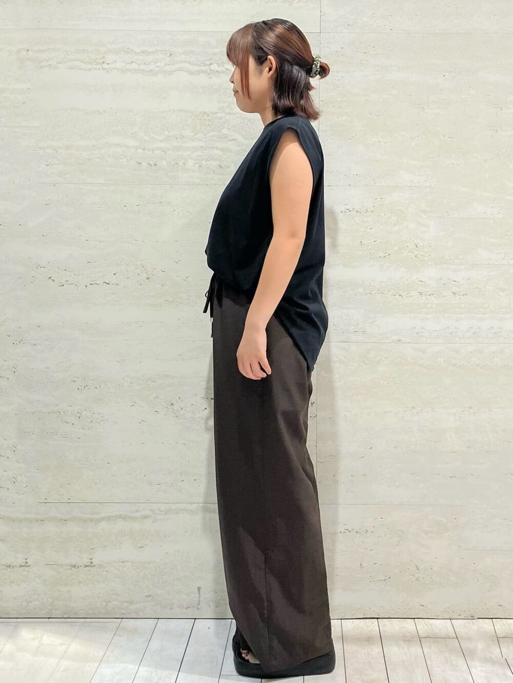 ブラック系のTシャツ/カットソー、ブラウン系のその他パンツ、ブラウン系のサンダルを着用したレディースの夏コーディネートの2枚目の写真