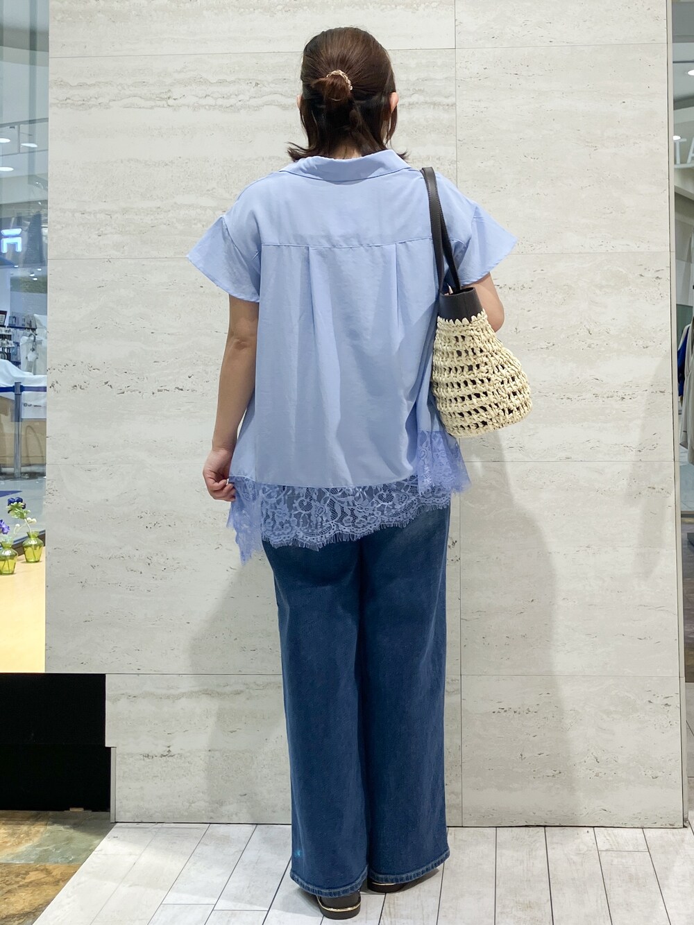 ブルー系のシャツ/ブラウス、ブルー系のデニムパンツ、ブラウン系のトートバッグを着用したレディースの夏コーディネートの3枚目の写真