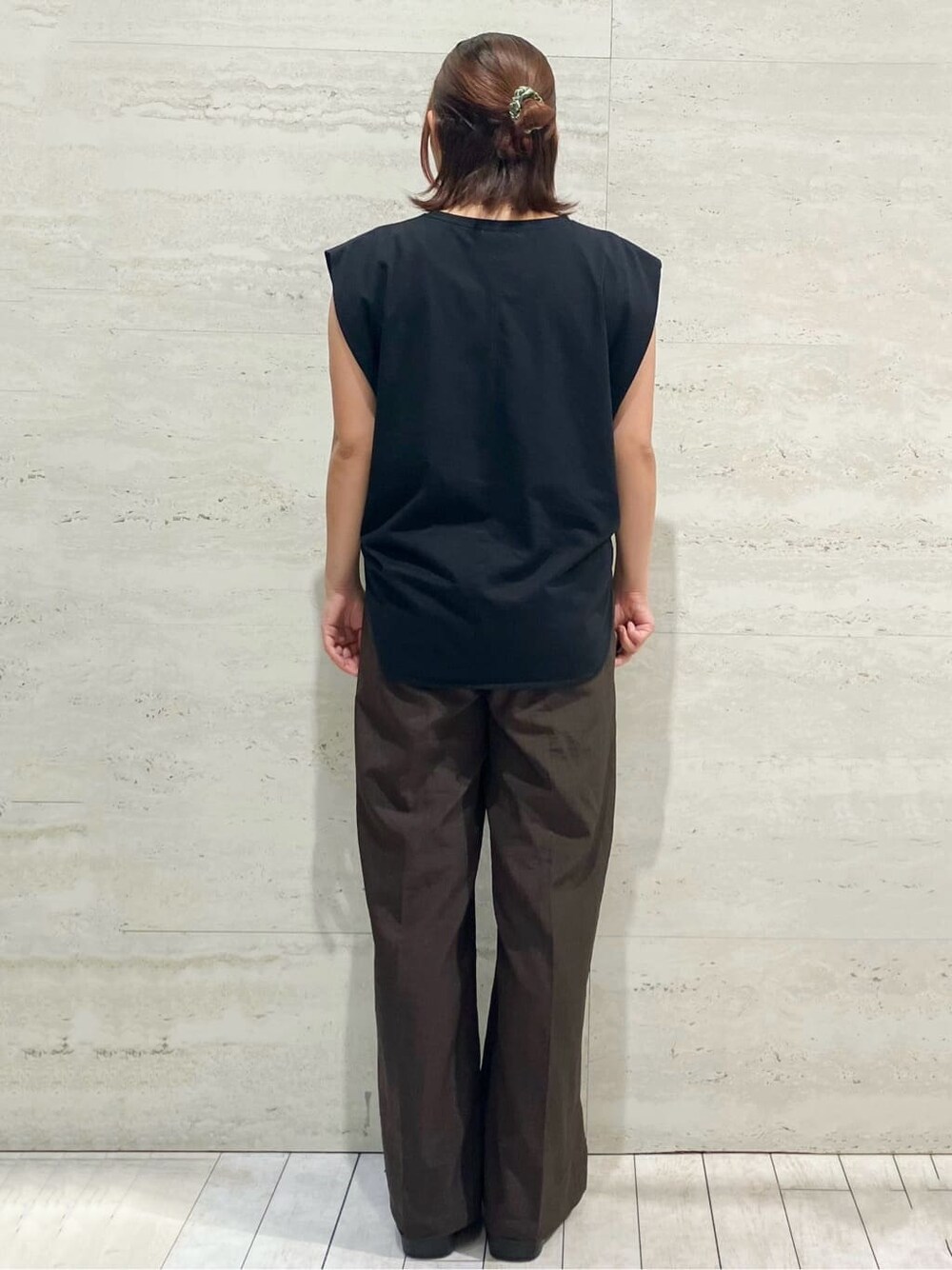 ブラック系のTシャツ/カットソー、ブラウン系のその他パンツ、ブラウン系のサンダルを着用したレディースの夏コーディネートの3枚目の写真