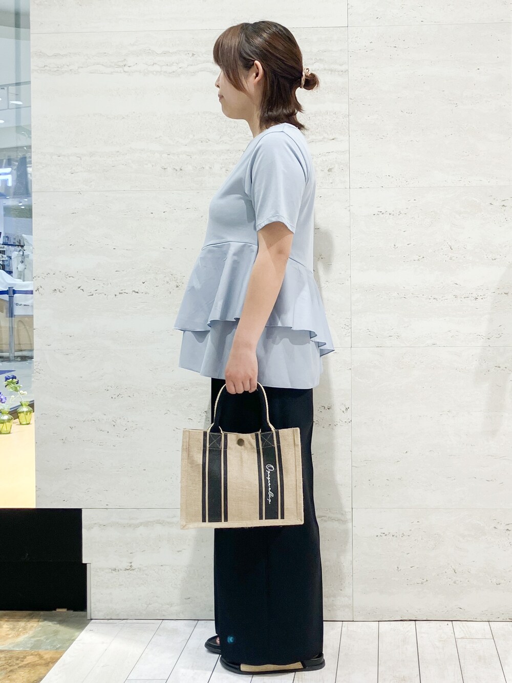 ブルー系のTシャツ/カットソー、ブラック系のその他パンツ、ブラック系のトートバッグを着用したレディースの夏コーディネートの2枚目の写真