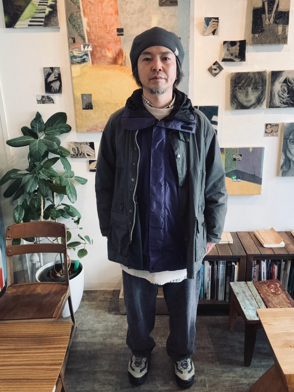 グリーン系のシャツ/ブラウス、パープル系のマウンテンパーカー、グレー系のジャケット/アウターを着用したメンズの春コーディネートの2枚目の写真