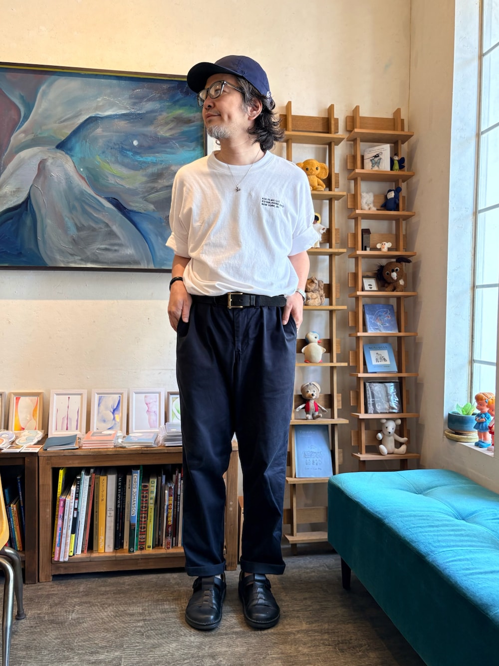 ブルー系のチノパンツ、グリーン系のシャツ/ブラウス、ブラック系のシューズを着用したメンズの夏コーディネートの2枚目の写真