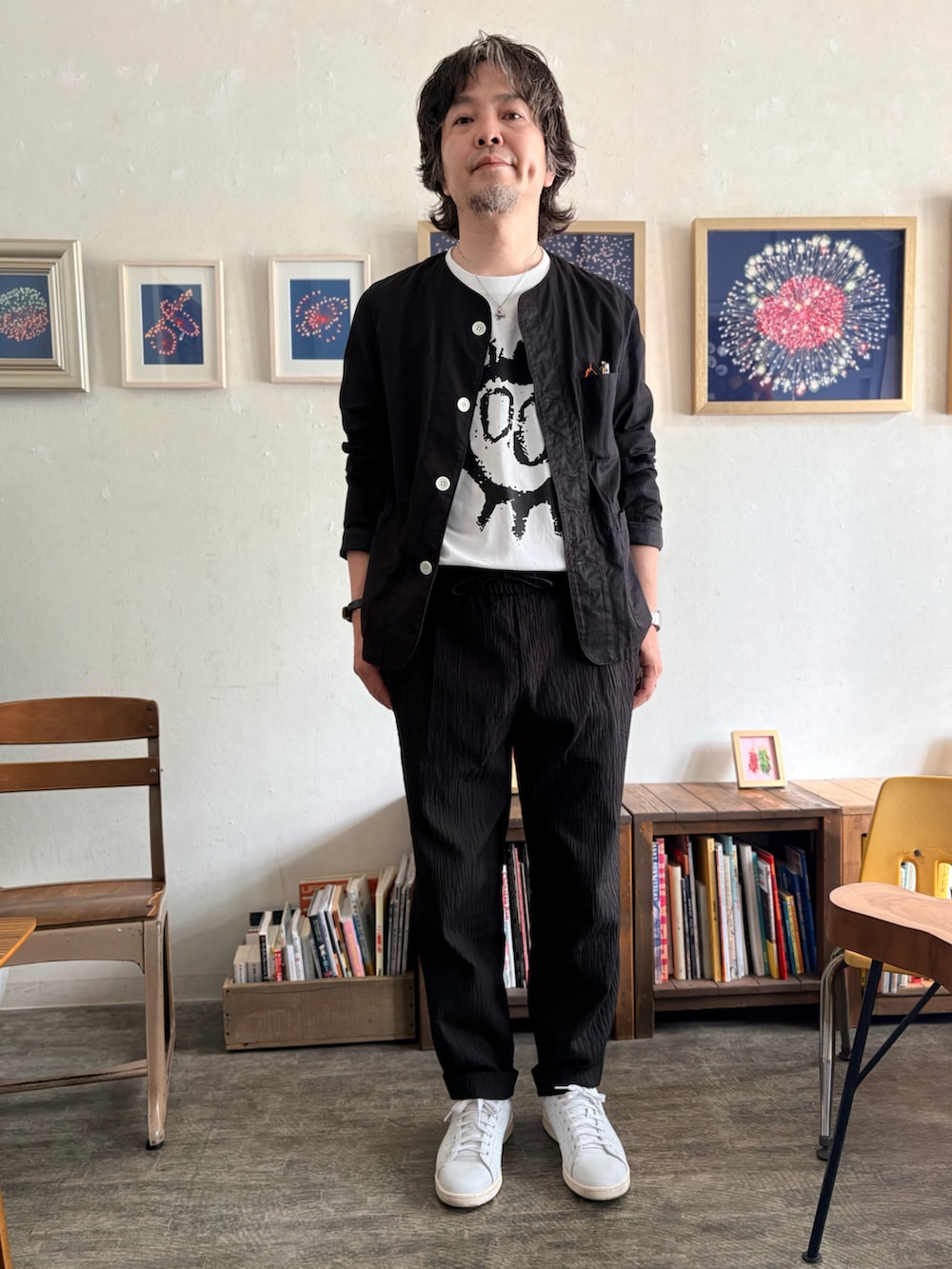 ホワイト系のTシャツ/カットソー、ブラック系のパンツ、ホワイト系のスニーカーを着用したメンズの夏コーディネートの2枚目の写真
