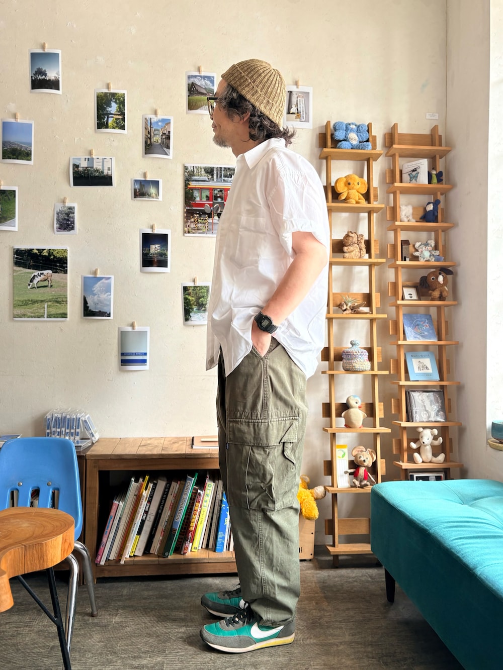 グリーン系のカーゴパンツ、ホワイト系のシャツ/ブラウス、グリーン系のスニーカーを着用したメンズの夏コーディネートの2枚目の写真