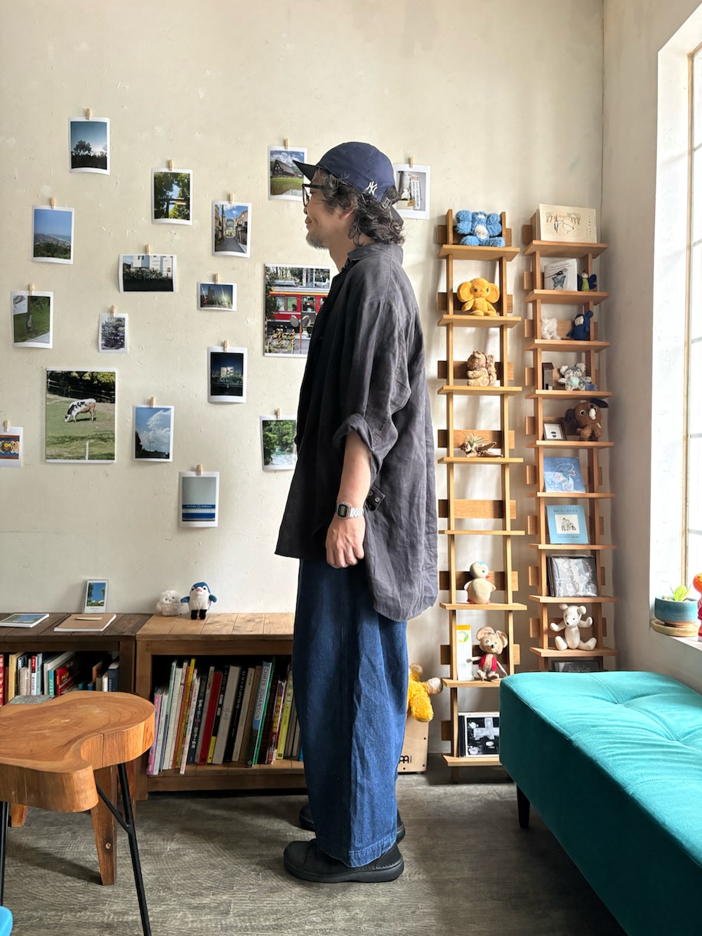 ブラック系のシューズ、ブルー系のデニムパンツ、ブラック系のシャツ/ブラウスを着用したメンズの夏コーディネートの2枚目の写真
