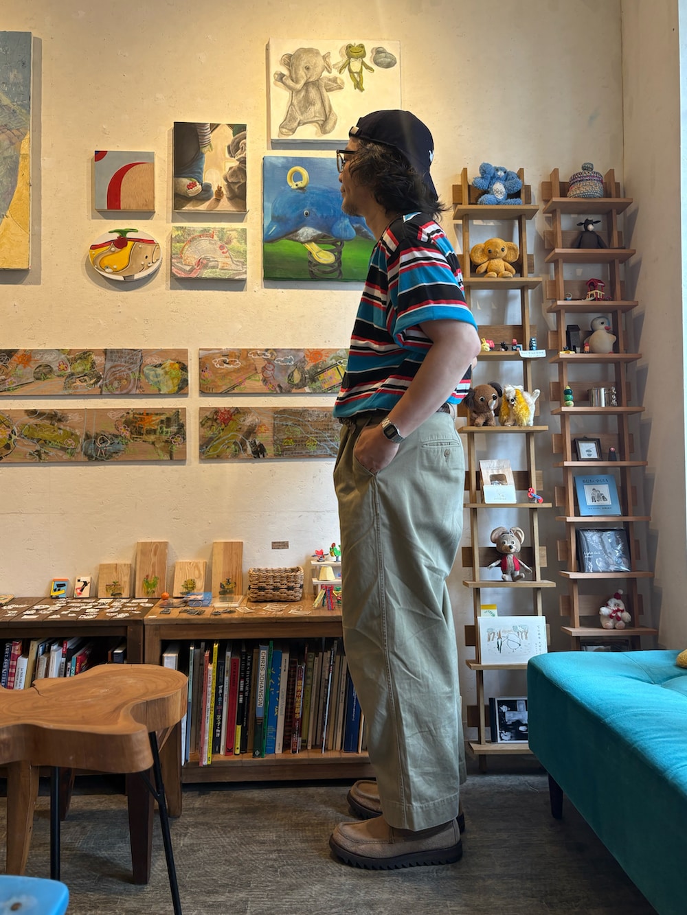 その他のTシャツ/カットソー、ベージュ系のチノパンツ、ベージュ系のブーツを着用したメンズの秋コーディネートの2枚目の写真