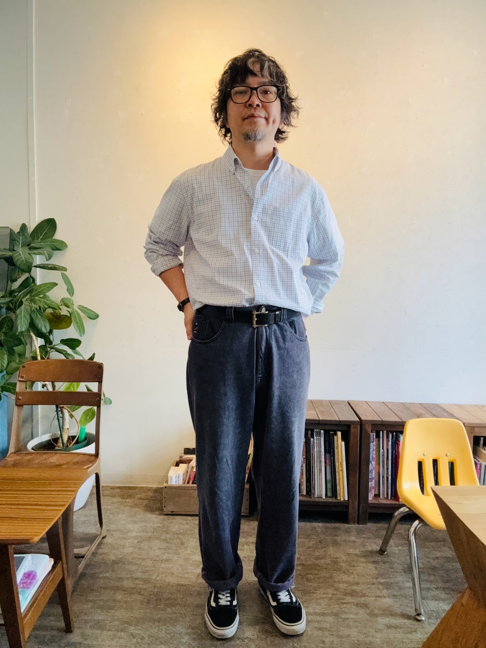パープル系のデニムパンツ、ブラック系のスニーカー、ホワイト系のシャツ/ブラウスを着用したメンズの春コーディネートの2枚目の写真
