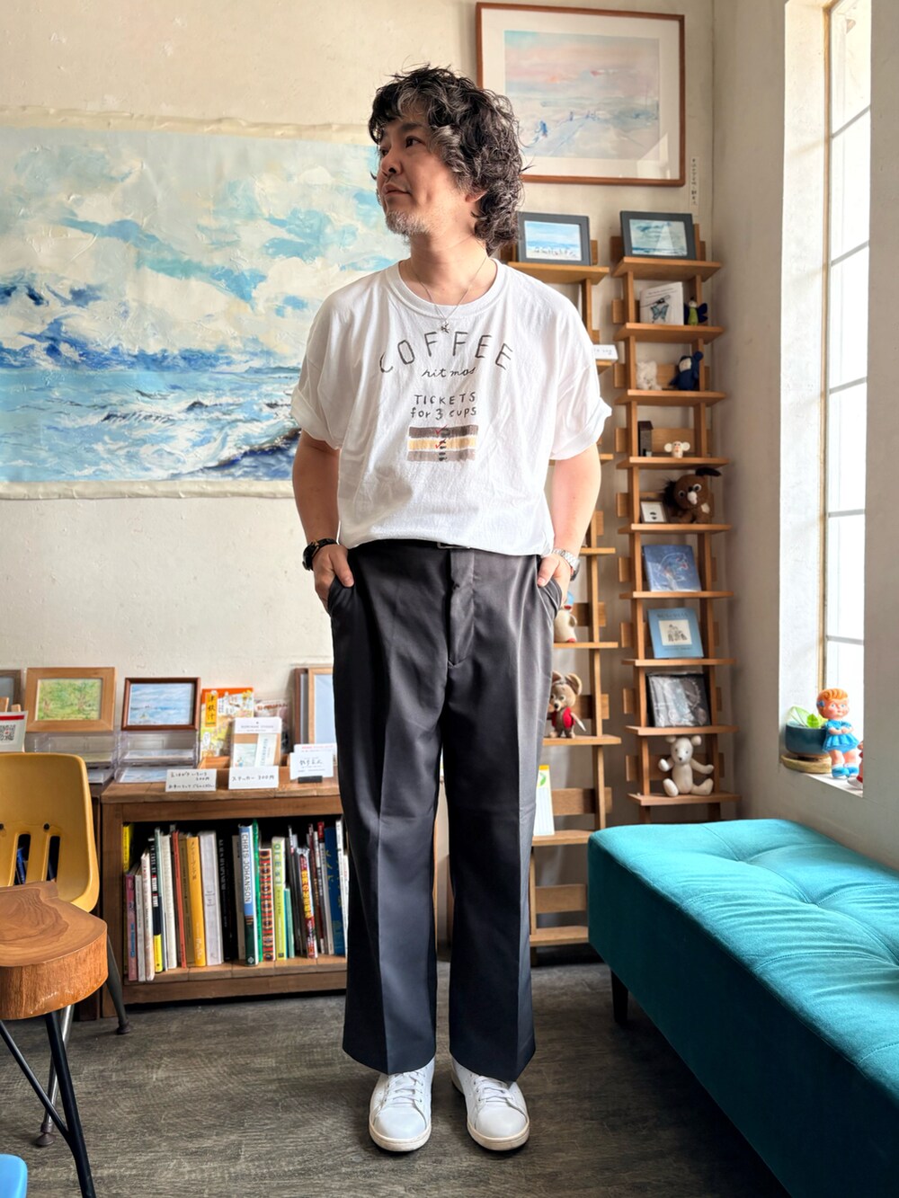 ホワイト系のTシャツ/カットソー、グレー系のスラックス、ホワイト系のスニーカーを着用したメンズの夏コーディネートの2枚目の写真