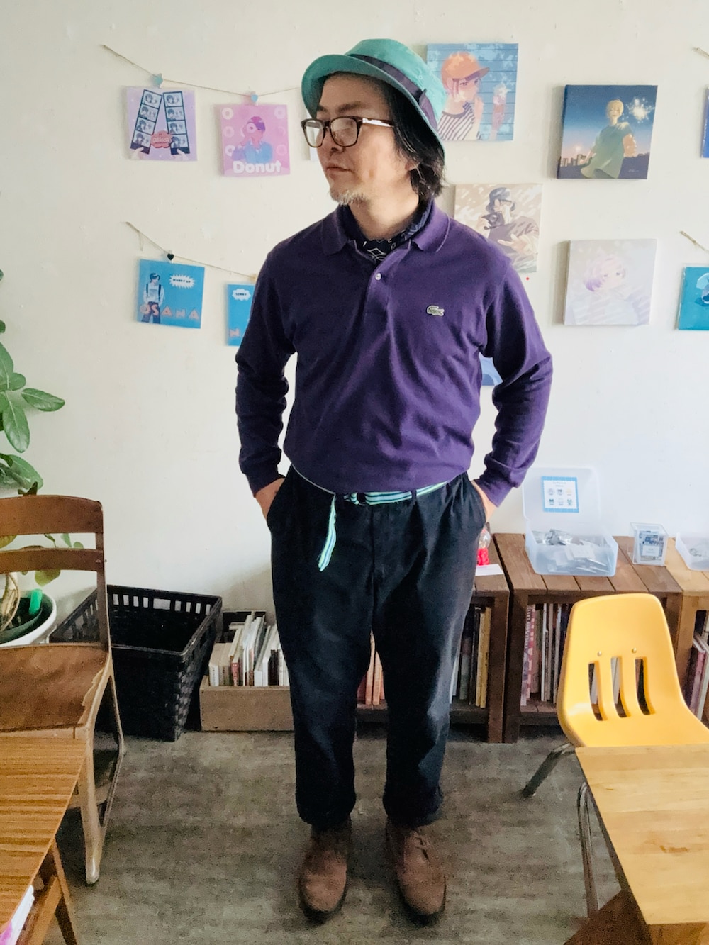 ベージュ系のブーツ、ブルー系のチノパンツ、ブルー系のジャケット/アウターを着用したメンズの春コーディネートの2枚目の写真