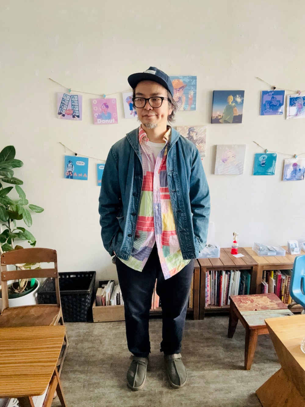 ブルー系のチノパンツ、グリーン系のサンダル、その他のシャツ/ブラウスを着用したメンズの春コーディネートの2枚目の写真