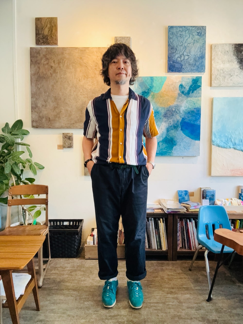 グリーン系のスニーカー、ブルー系のチノパンツ、その他のシャツ/ブラウスを着用したメンズの春コーディネートの2枚目の写真