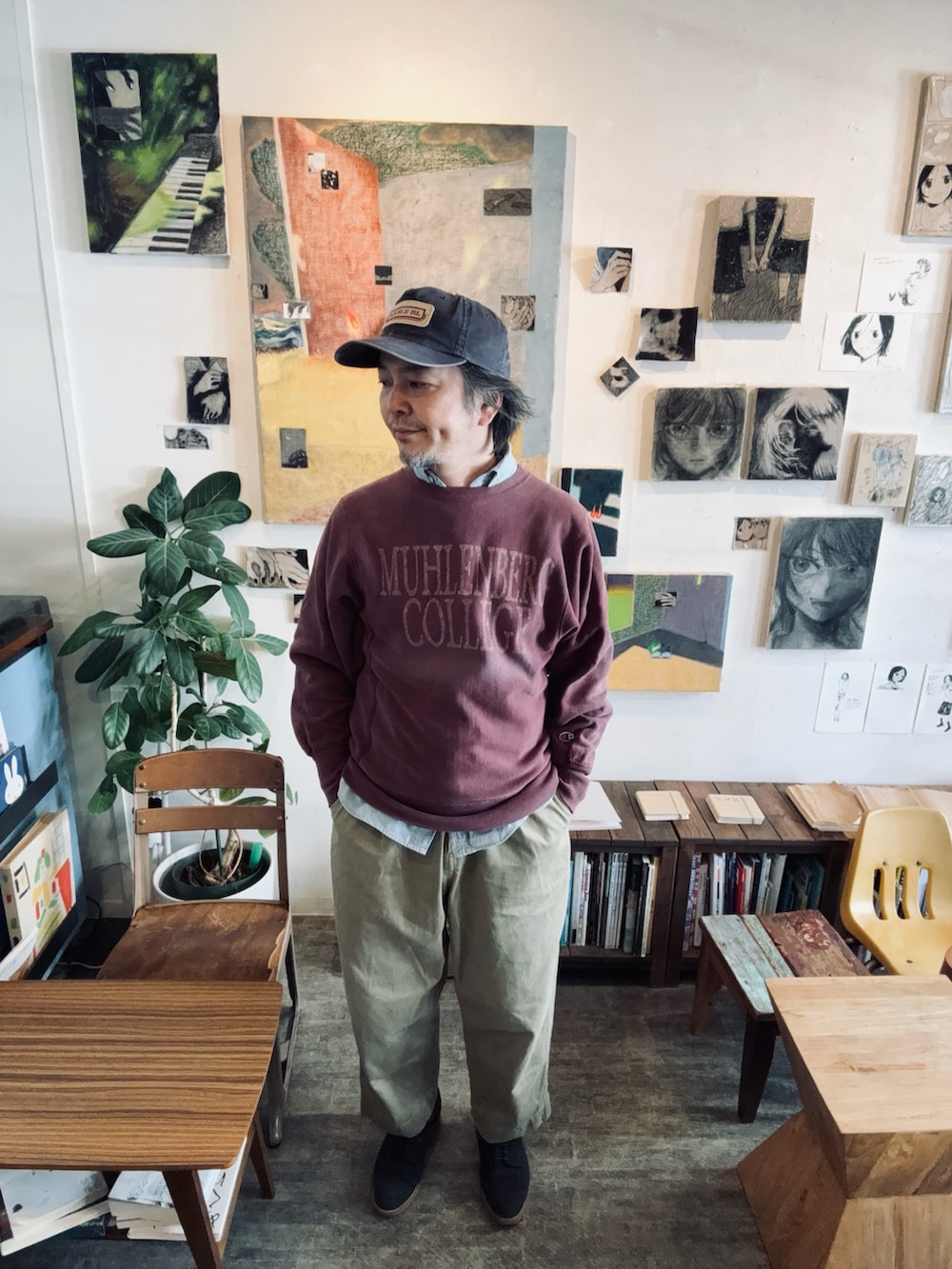 その他のスウェット、ブルー系のテーラードジャケット、ベージュ系のチノパンツを着用したメンズの春コーディネートの2枚目の写真