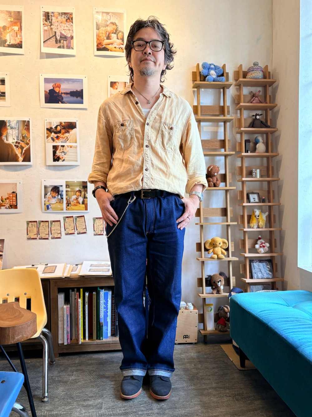 イエロー系のシャツ/ブラウス、ブルー系のカーディガン/ボレロ、ブルー系のデニムパンツを着用したメンズの秋コーディネートの2枚目の写真