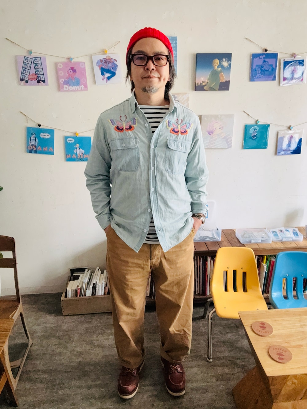 ブルー系のシャツ/ブラウス、ベージュ系のチノパンツ、ブラウン系のブーツを着用したメンズの春コーディネートの2枚目の写真