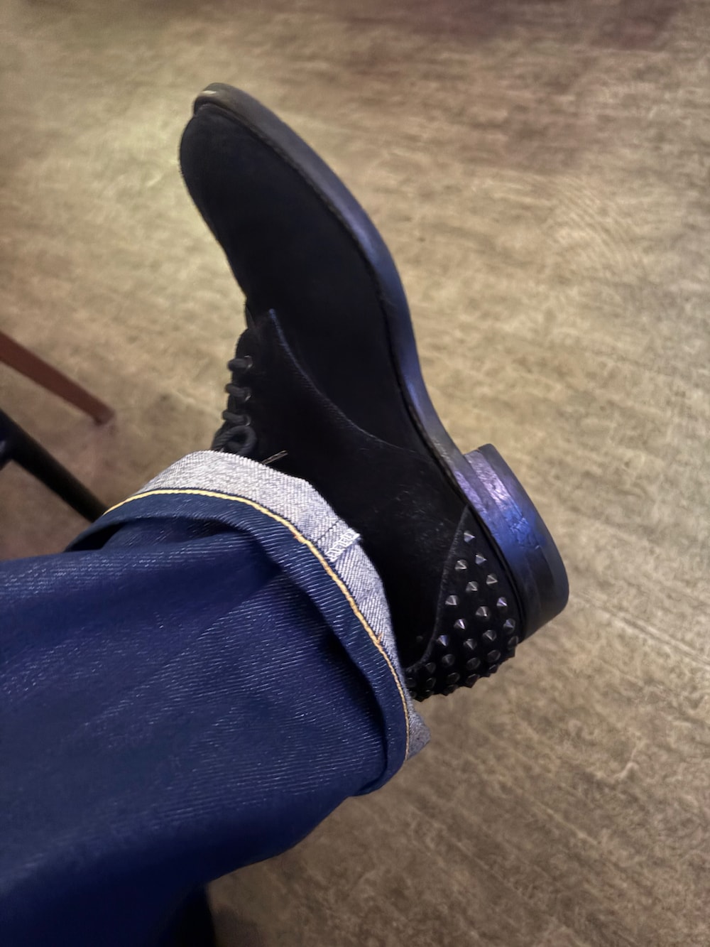 その他のシャツ/ブラウス、ブルー系のデニムパンツ、ブラック系のドレスシューズを着用したメンズの秋コーディネートの3枚目の写真