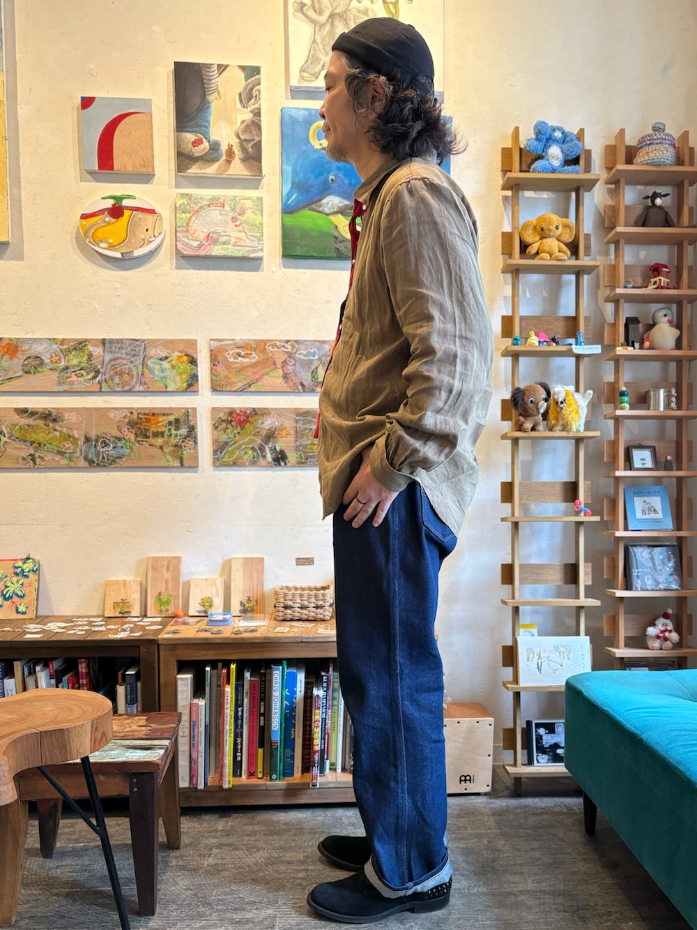 その他のシャツ/ブラウス、ブルー系のデニムパンツ、ブラック系のドレスシューズを着用したメンズの秋コーディネートの2枚目の写真