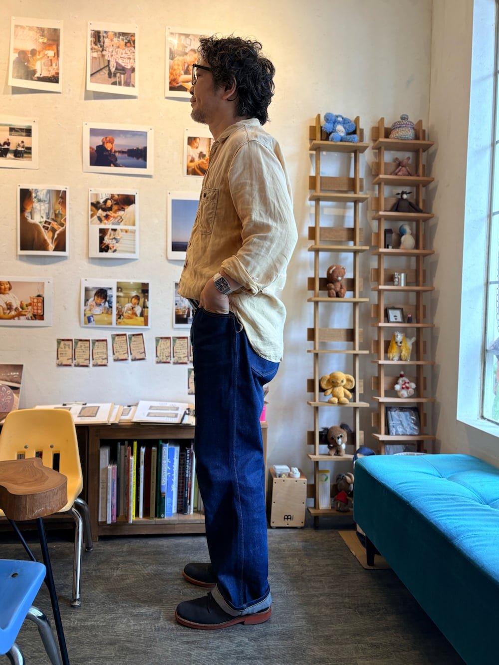 イエロー系のシャツ/ブラウス、ブルー系のカーディガン/ボレロ、ブルー系のデニムパンツを着用したメンズの秋コーディネートの3枚目の写真