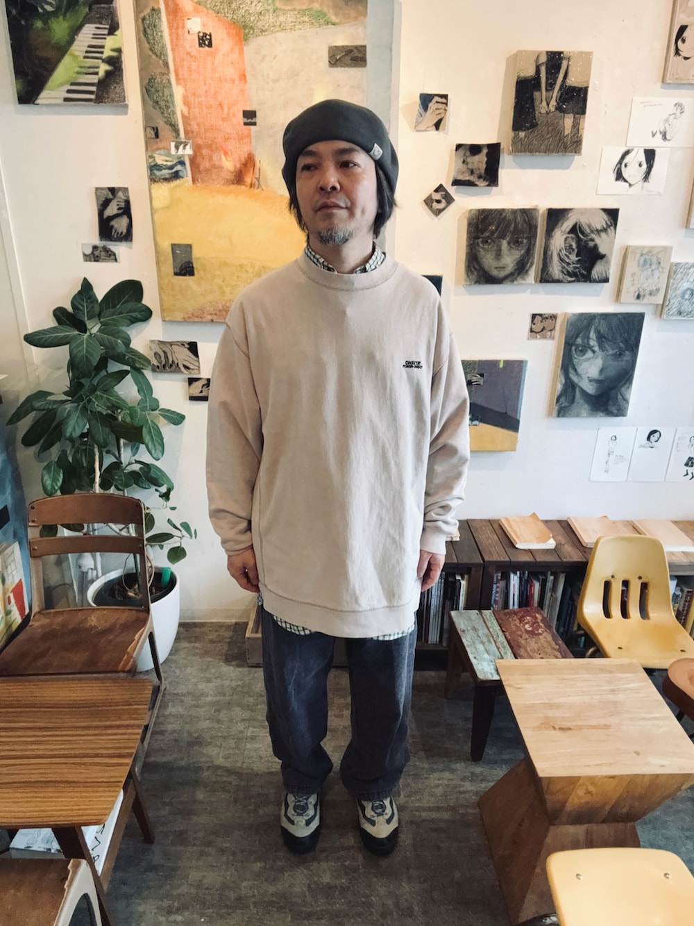 グリーン系のシャツ/ブラウス、パープル系のマウンテンパーカー、グレー系のジャケット/アウターを着用したメンズの春コーディネートの3枚目の写真