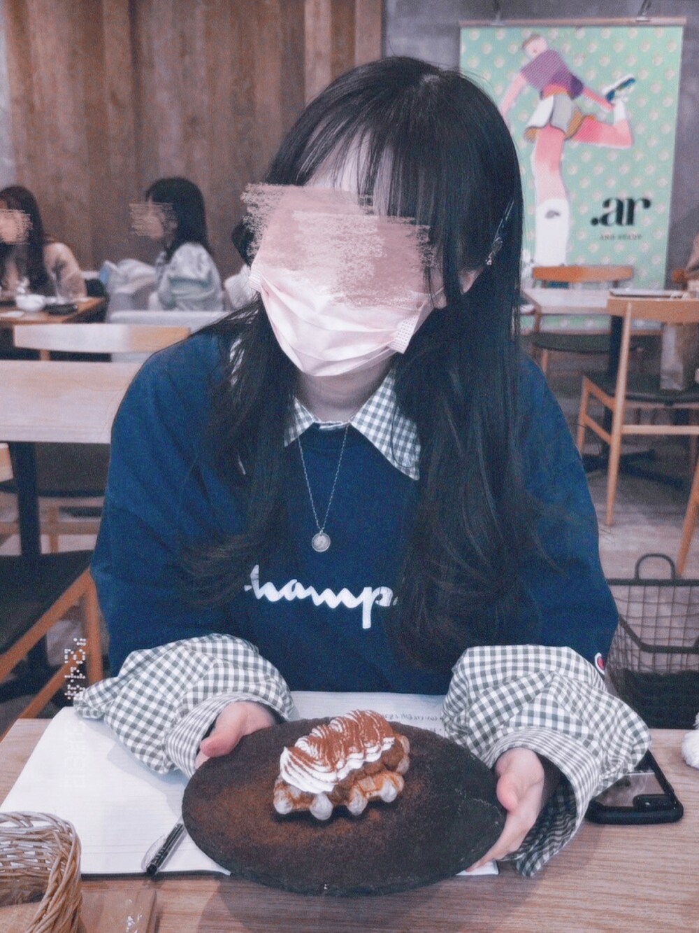 ブルー系のTシャツ/カットソー、グリーン系のシャツ/ブラウス、ブルー系のヘアピンを着用したレディースの冬コーディネートの2枚目の写真