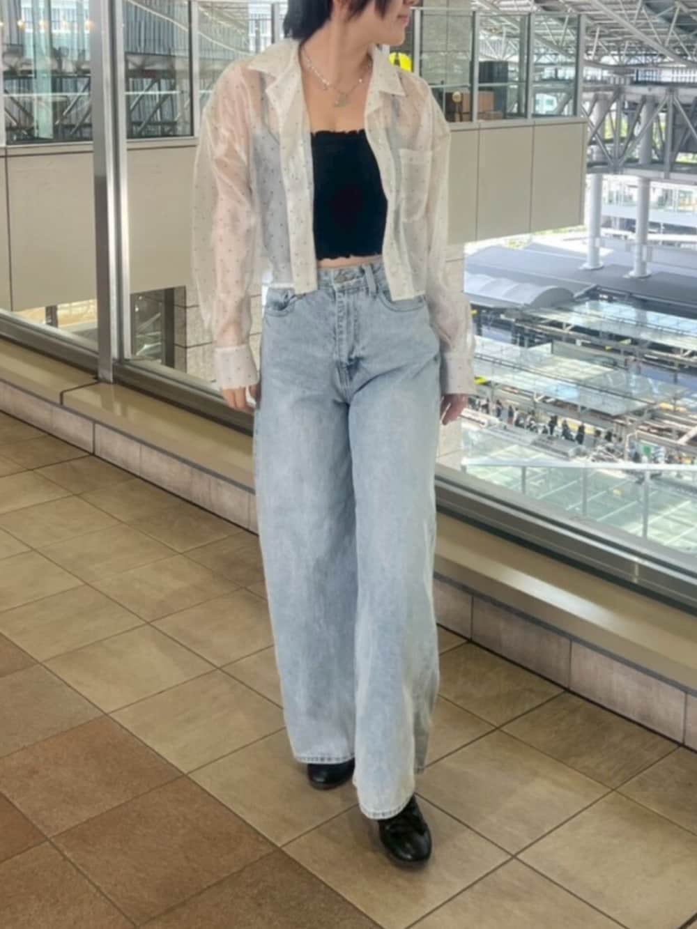 ブラック系のスニーカー、ブルー系のデニムパンツ、その他のシャツ/ブラウスを着用したレディースの夏コーディネートの2枚目の写真