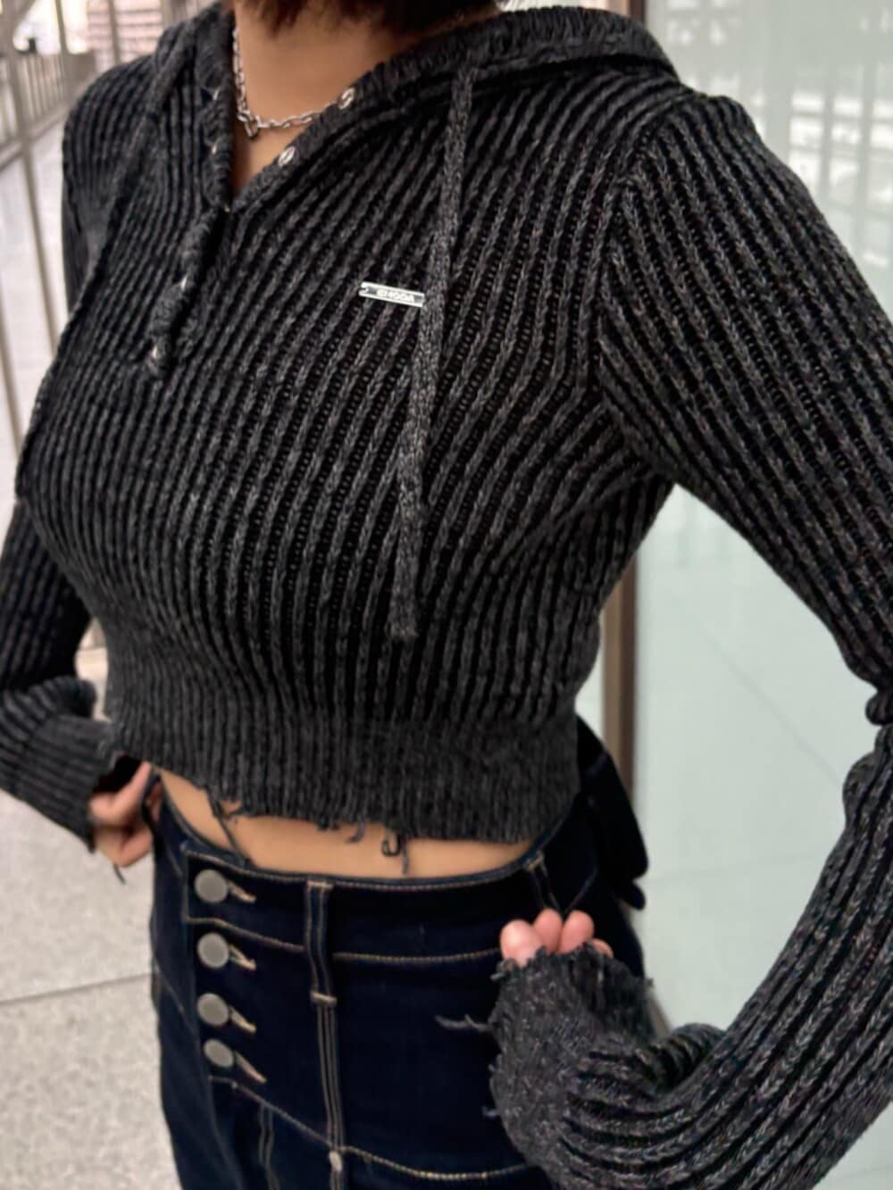 ブラウン系のブルゾン、ブラック系のデニムパンツ、ブラック系のニット/セーターを着用したレディースの冬コーディネートの9枚目の写真