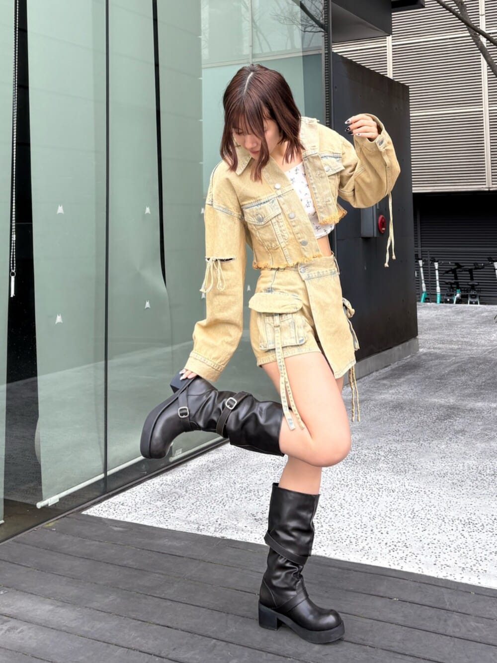 ベージュ系のその他パンツ、ベージュ系のデニムジャケット、ブラック系のブーツを着用したレディースの冬コーディネートの4枚目の写真