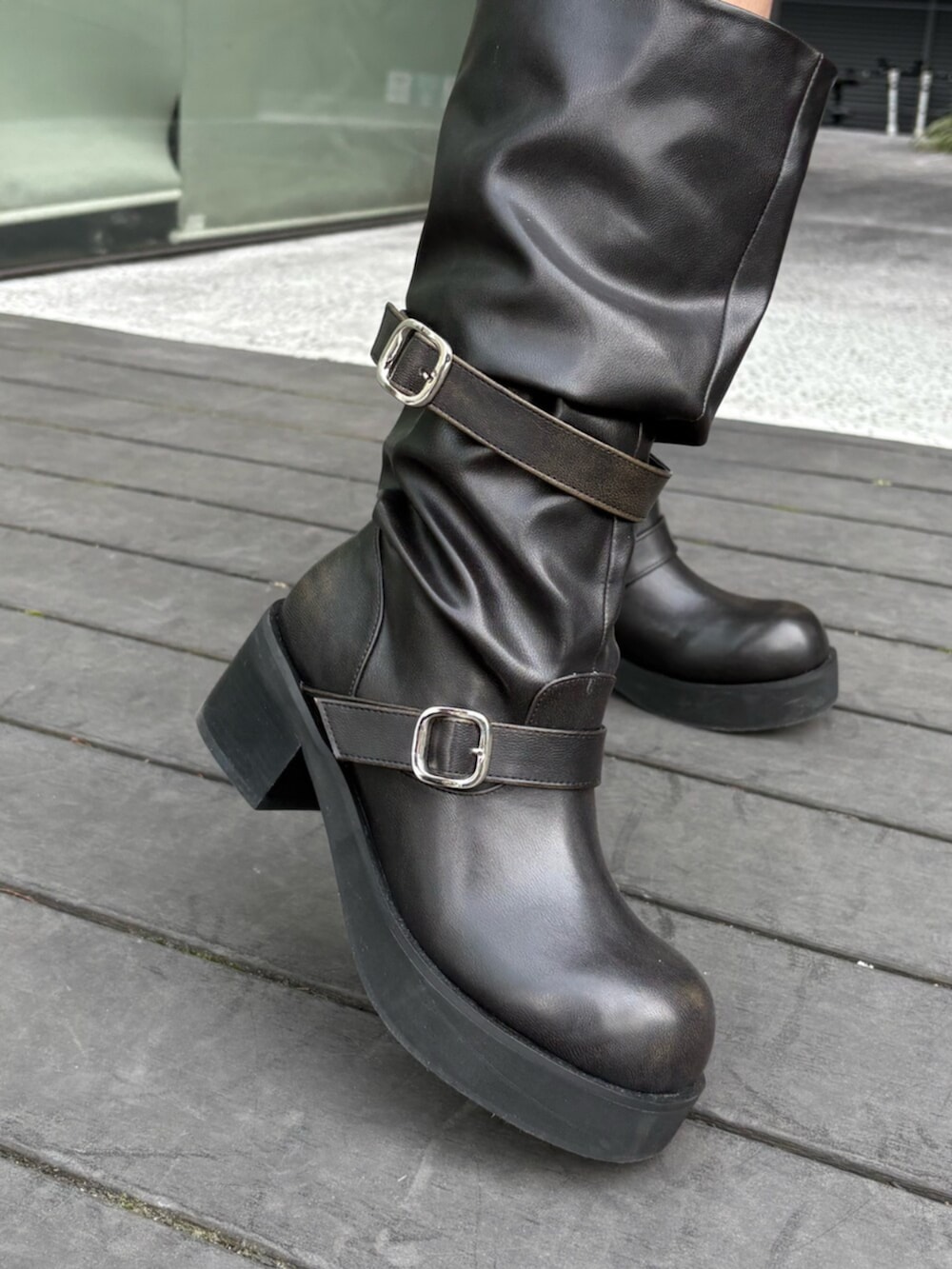 ベージュ系のその他パンツ、ベージュ系のデニムジャケット、ブラック系のブーツを着用したレディースの冬コーディネートの7枚目の写真