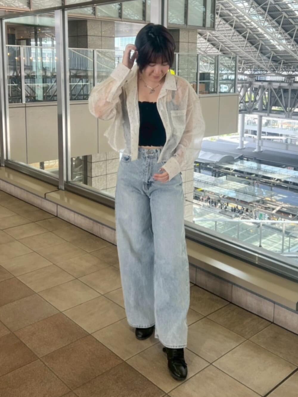 ブラック系のスニーカー、ブルー系のデニムパンツ、その他のシャツ/ブラウスを着用したレディースの夏コーディネートの3枚目の写真