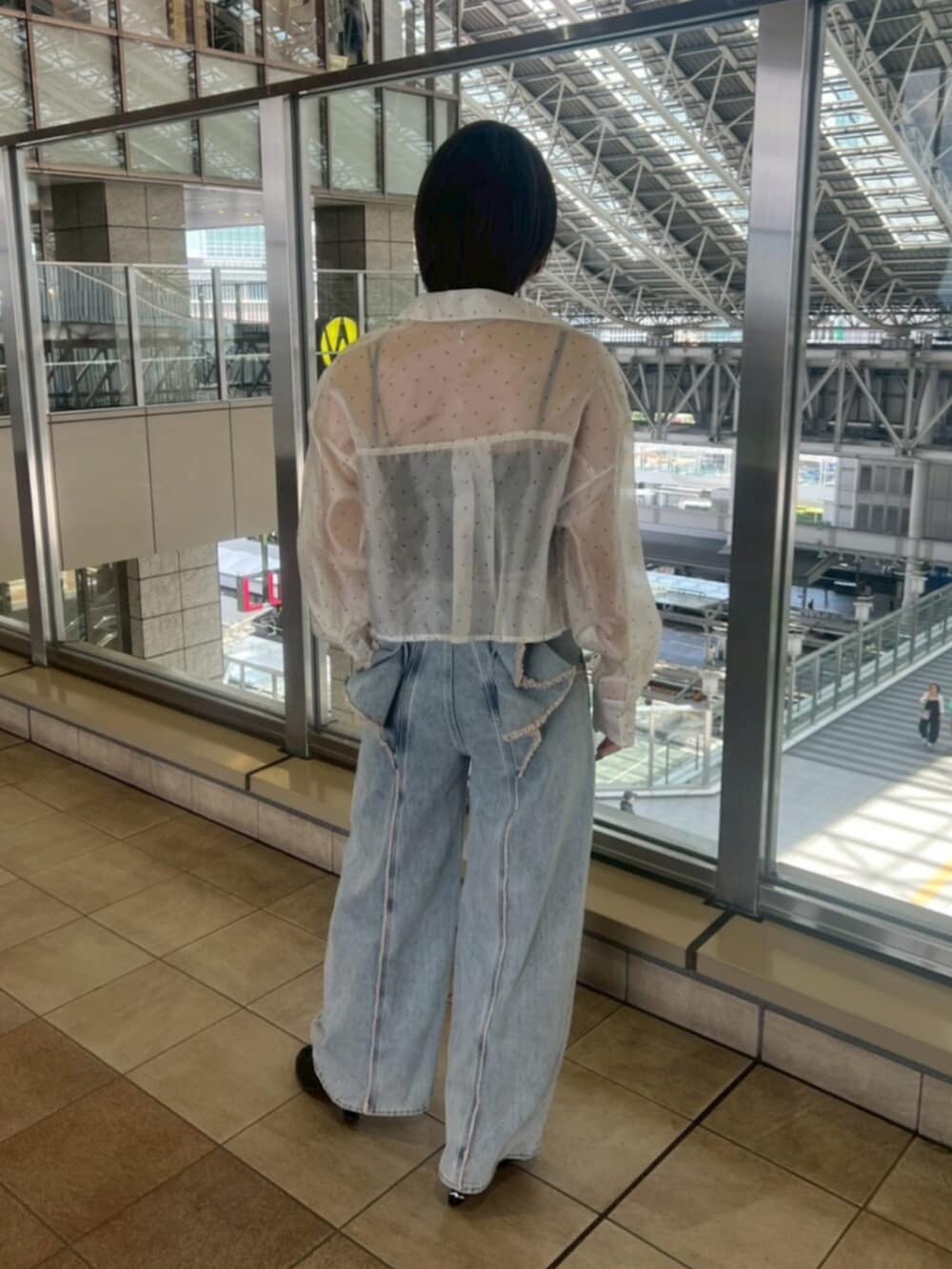 ブラック系のスニーカー、ブルー系のデニムパンツ、その他のシャツ/ブラウスを着用したレディースの夏コーディネートの5枚目の写真