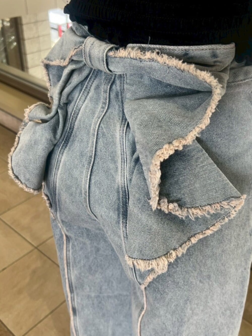 ブラック系のスニーカー、ブルー系のデニムパンツ、その他のシャツ/ブラウスを着用したレディースの夏コーディネートの6枚目の写真