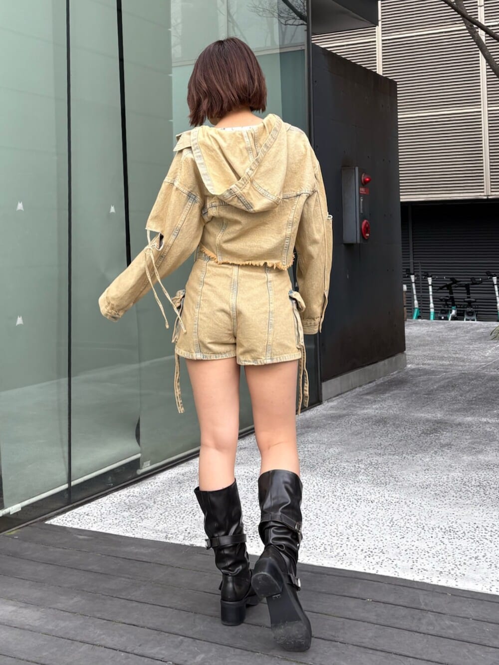 ベージュ系のその他パンツ、ベージュ系のデニムジャケット、ブラック系のブーツを着用したレディースの冬コーディネートの5枚目の写真