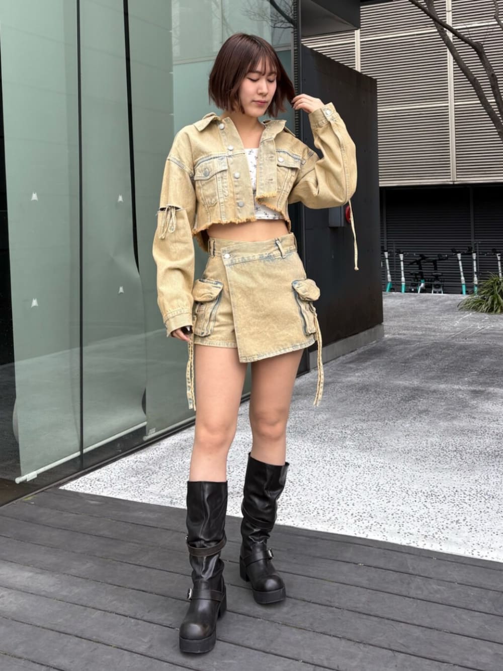 ベージュ系のその他パンツ、ベージュ系のデニムジャケット、ブラック系のブーツを着用したレディースの冬コーディネートの2枚目の写真