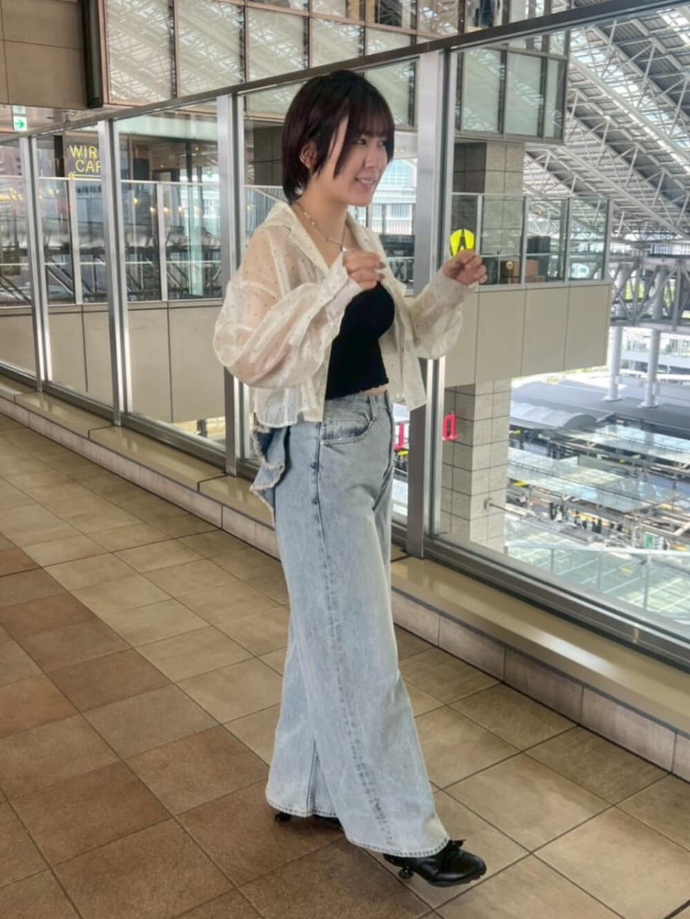 ブラック系のスニーカー、ブルー系のデニムパンツ、その他のシャツ/ブラウスを着用したレディースの夏コーディネートの4枚目の写真