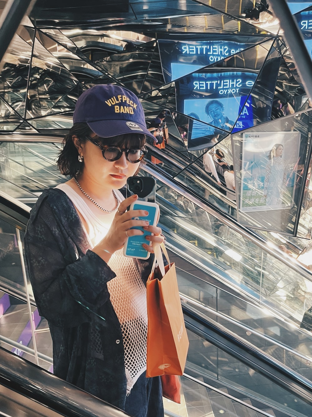 ベージュ系のその他シューズ、パープル系のシャツ/ブラウス、ホワイト系のトップスを着用したレディースの夏コーディネートの2枚目の写真