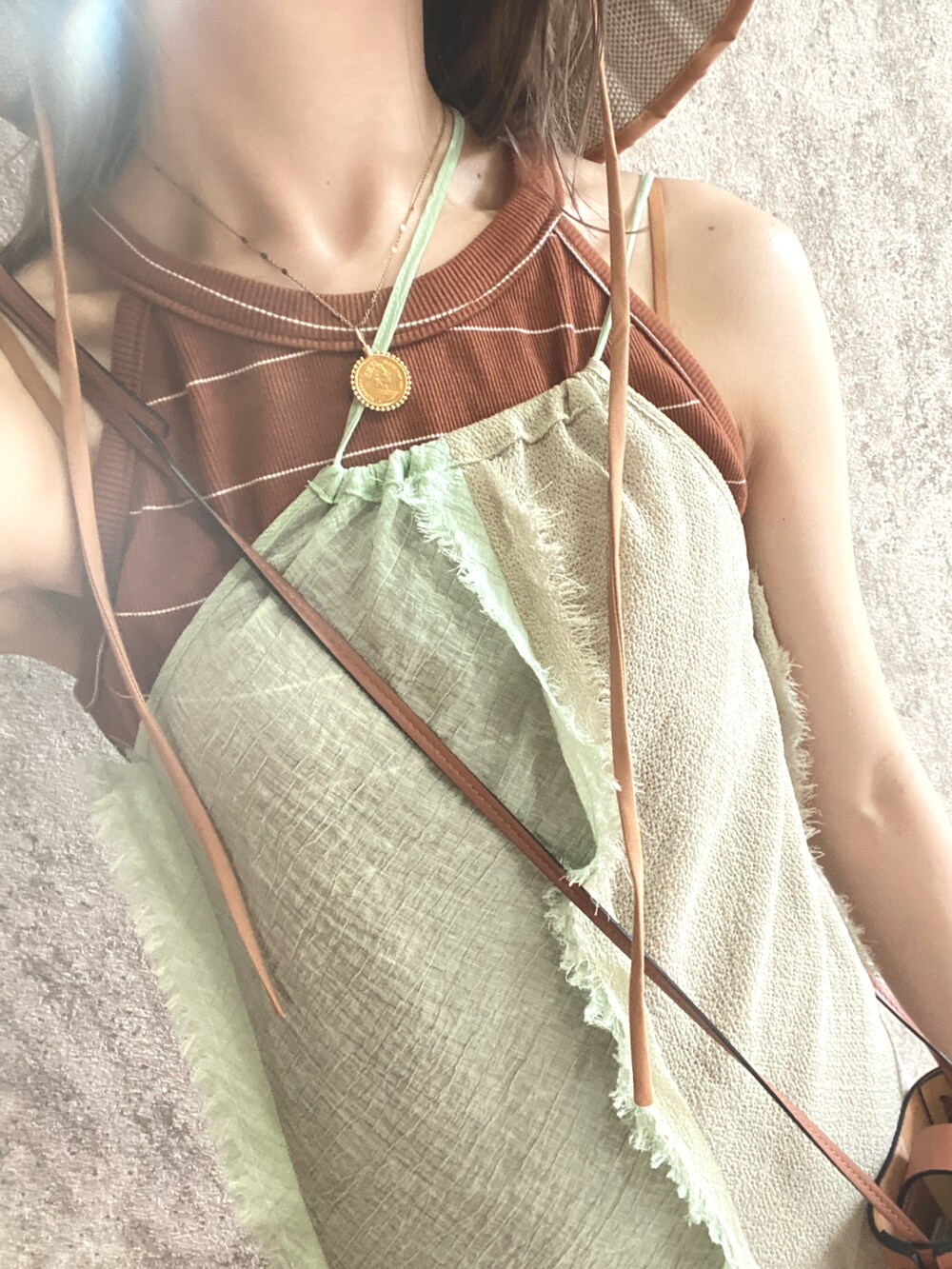 グリーン系のワンピース/ドレス、ブラウン系のバッグ、ベージュ系の帽子を着用したレディースの夏コーディネートの2枚目の写真