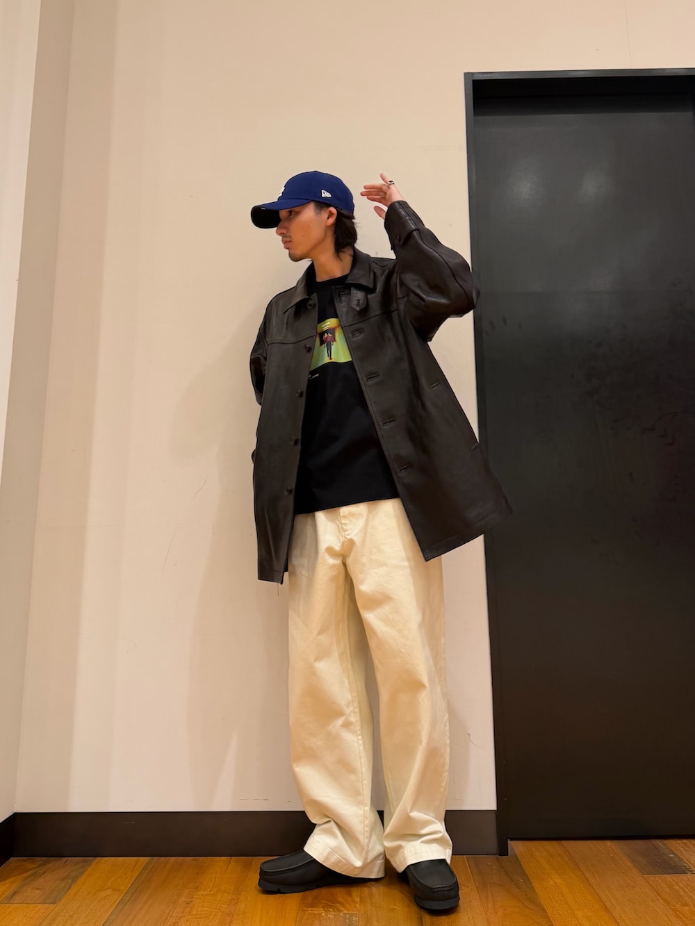 ブラック系のTシャツ/カットソー、ブラック系のその他アウター、ホワイト系のその他パンツを着用したメンズの秋コーディネートの6枚目の写真
