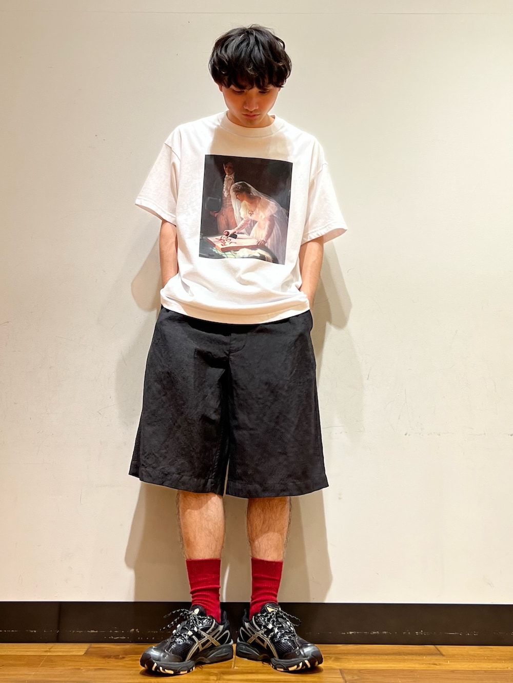 ホワイト系のTシャツ/カットソー、ブラック系のその他パンツ、ブラック系のスニーカーを着用したメンズの春コーディネートの2枚目の写真