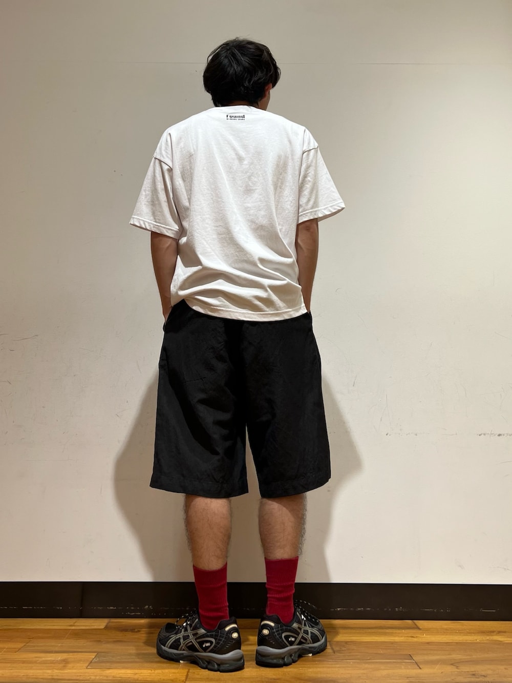 ホワイト系のTシャツ/カットソー、ブラック系のその他パンツ、ブラック系のスニーカーを着用したメンズの春コーディネートの3枚目の写真