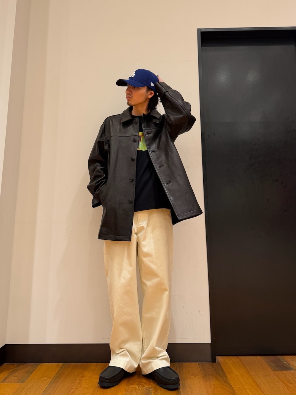ブラック系のTシャツ/カットソー、ブラック系のその他アウター、ホワイト系のその他パンツを着用したメンズの秋コーディネートの3枚目の写真