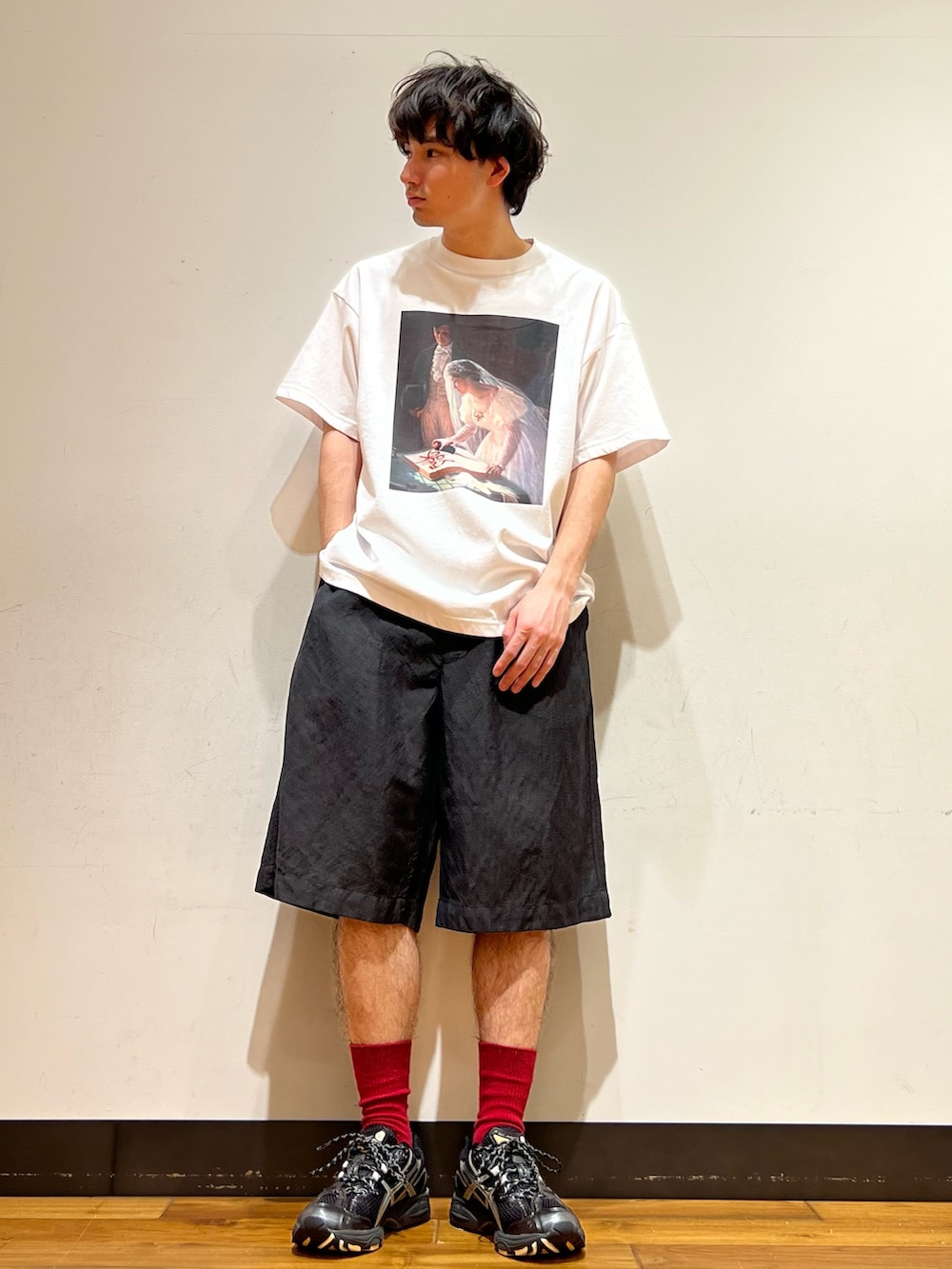 ホワイト系のTシャツ/カットソー、ブラック系のその他パンツ、ブラック系のスニーカーを着用したメンズの春コーディネートの4枚目の写真