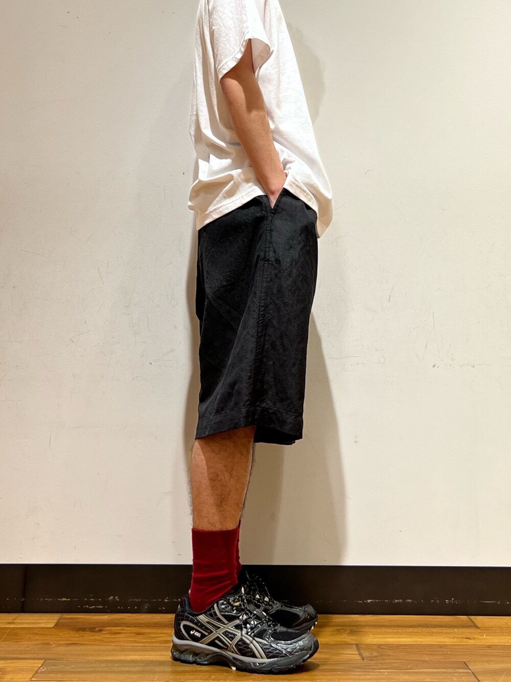 ホワイト系のTシャツ/カットソー、ブラック系のその他パンツ、ブラック系のスニーカーを着用したメンズの春コーディネートの5枚目の写真