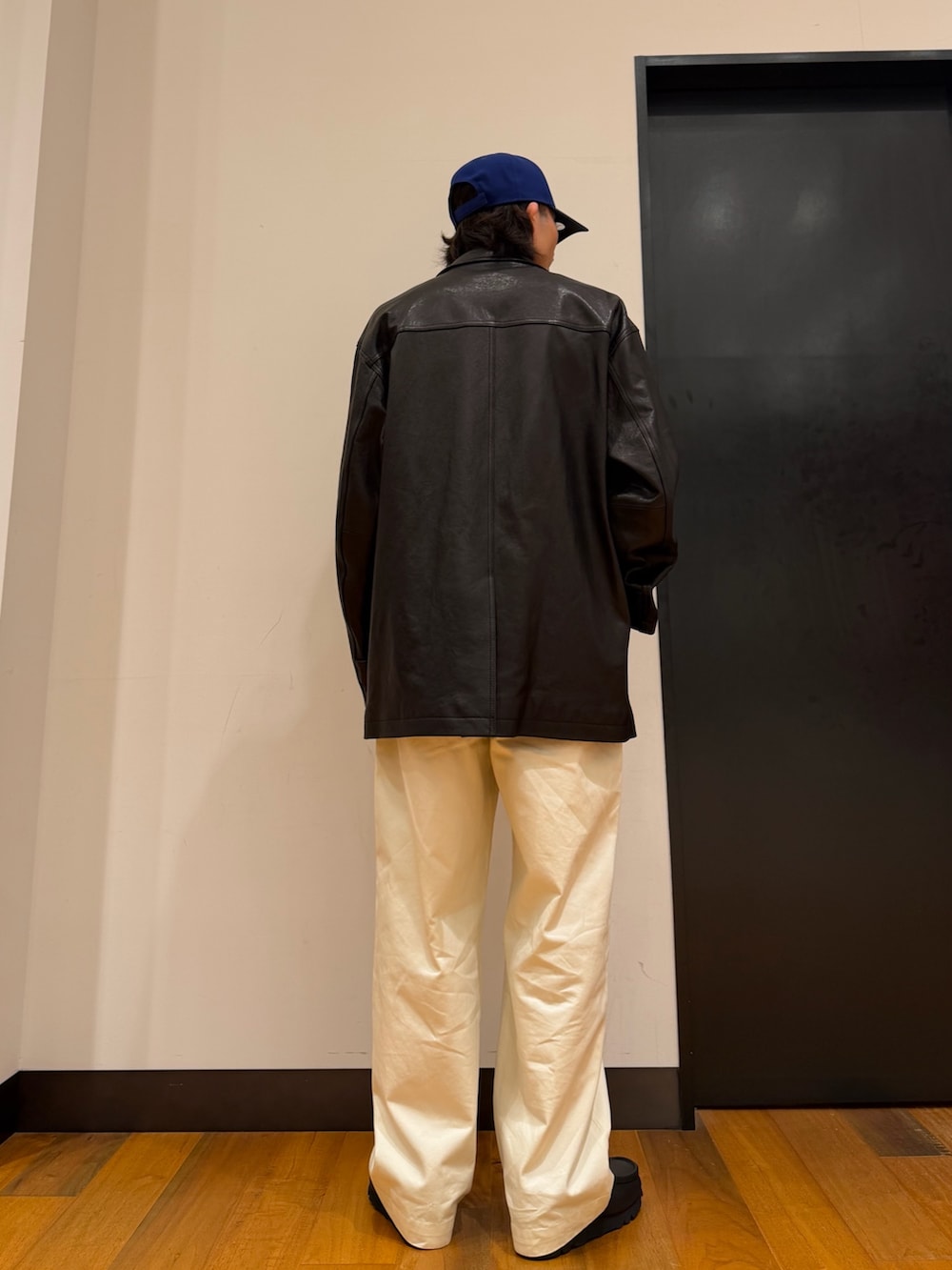 ブラック系のTシャツ/カットソー、ブラック系のその他アウター、ホワイト系のその他パンツを着用したメンズの秋コーディネートの4枚目の写真