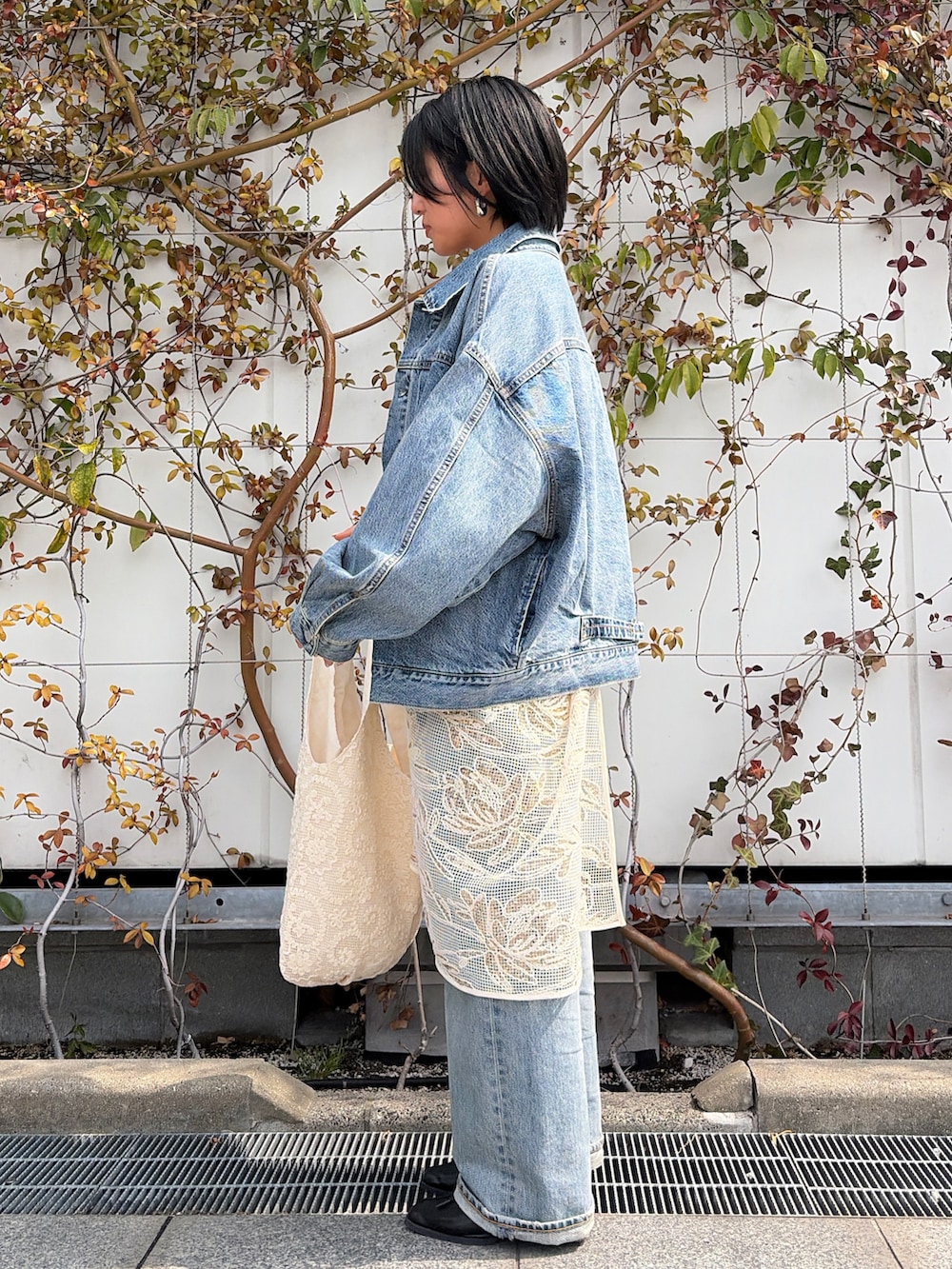 ホワイト系のスカート、ブルー系のデニムジャケットを着用したレディースの春コーディネートの2枚目の写真