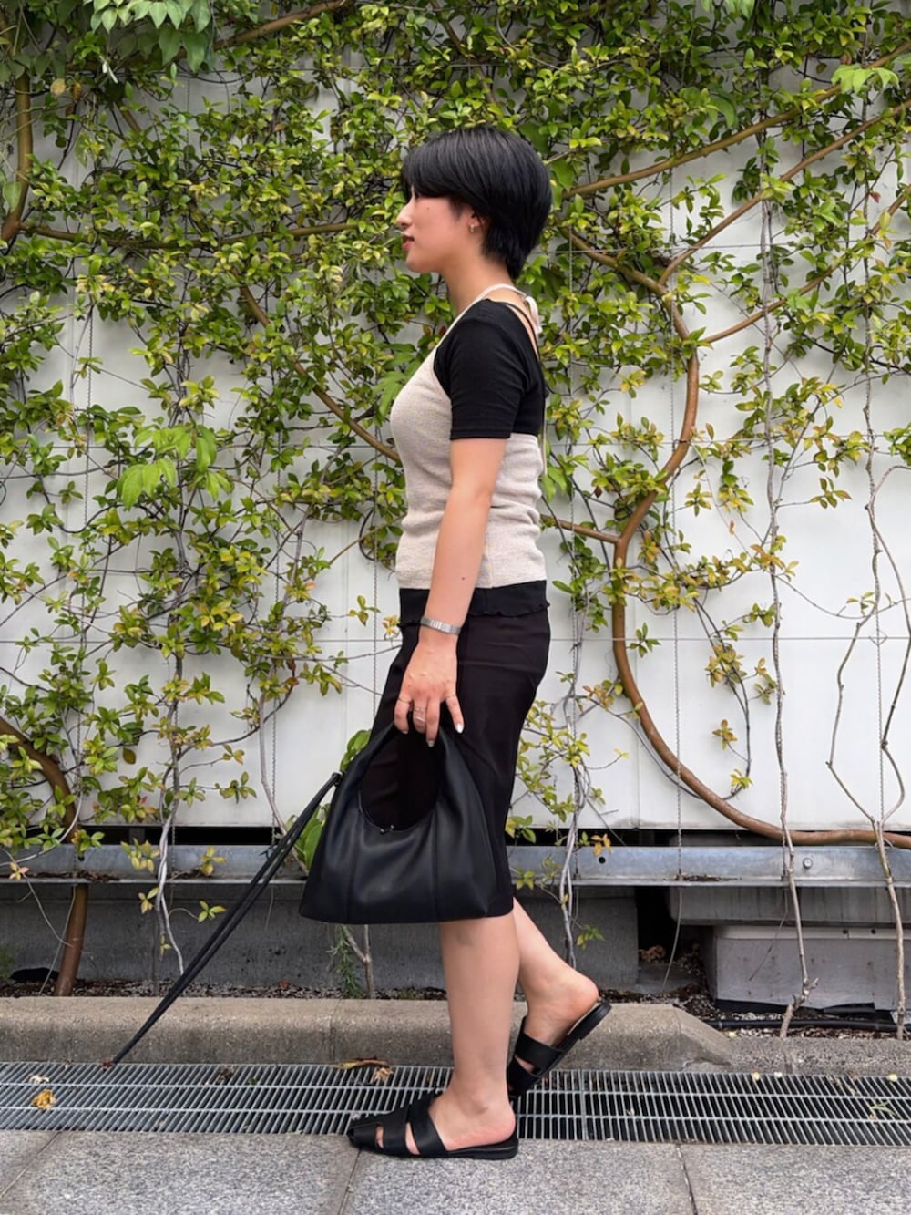ブラック系のその他パンツ、ベージュ系のニット/セーター、ブラック系のTシャツ/カットソーを着用したレディースの夏コーディネートの2枚目の写真