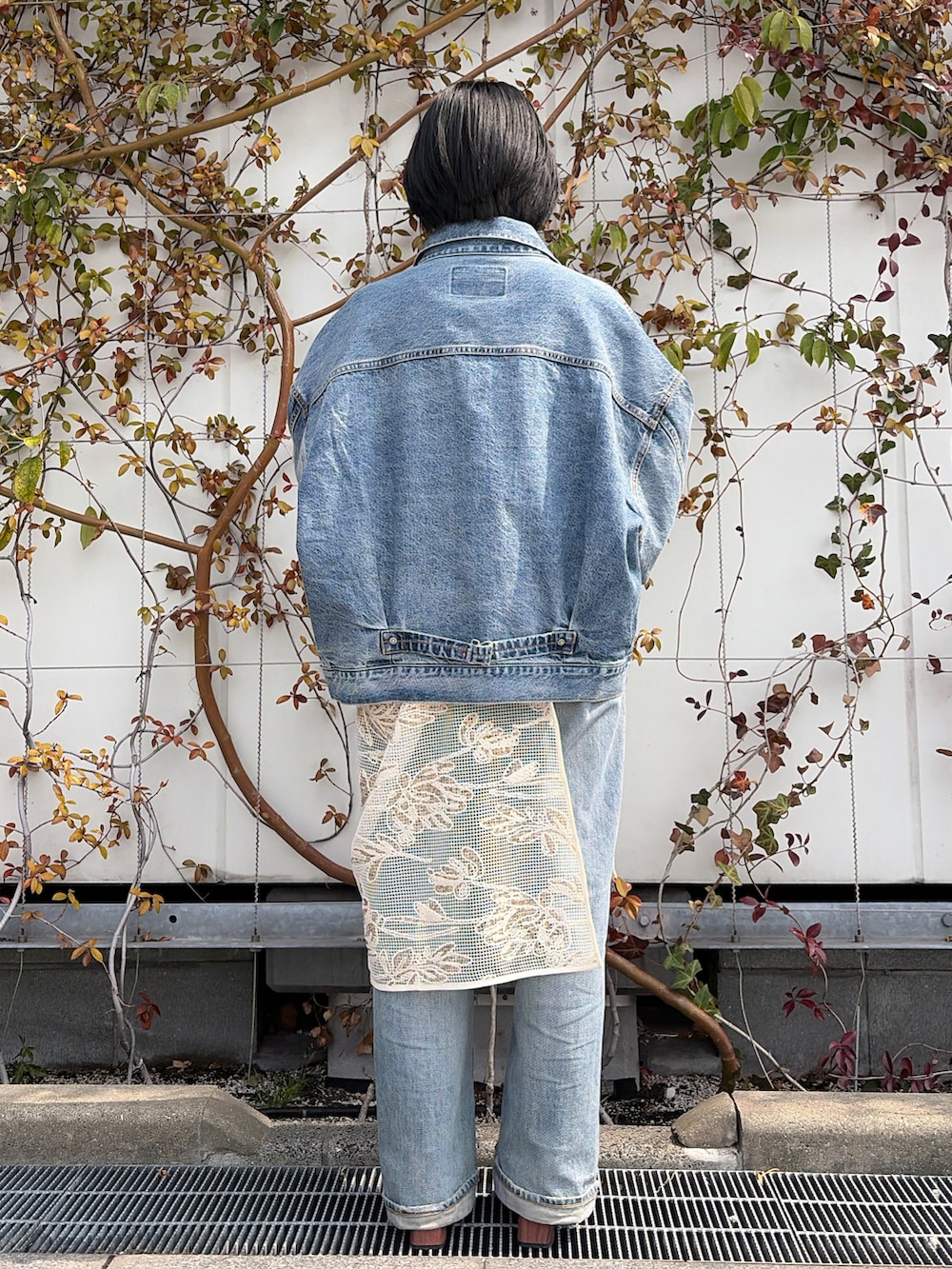 ホワイト系のスカート、ブルー系のデニムジャケットを着用したレディースの春コーディネートの3枚目の写真